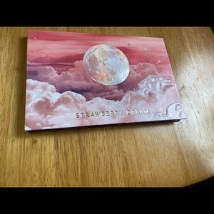 Strawberry dream lunar beauty palette 💙💜❤️